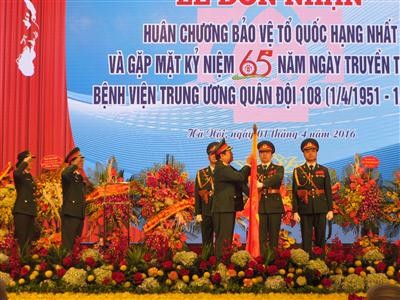 Bệnh viện Trung ương Quân đội 108 đón nhận Huân chương Bảo vệ Tổ quốc hạng Nhất  - ảnh 1